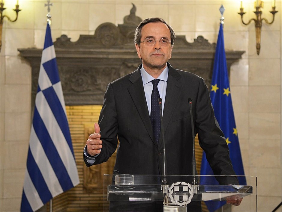 Αντ. Σαμαράς: Στο κενό το σύνθημα «σήμερα ψηφίζουμε, αύριο φεύγουν». «Ο λαός με την ψήφο του έστειλε ένα μήνυμα στην κυβέρνηση, αλλά απέρριψε και την ανατροπή που προωθούσε ο ΣΥΡΙΖΑ», δήλωσε ο πρωθυπουργός Αντώνης Σαμαράς αποτιμώντας τα αποτελέσματα των ευρωεκλογών και των αυτοδιοικητικών εκλογών. Συνέχισε λέγοντας ότι έπεσε στο κενό το σύνθημα «σήμερα ψηφίζουμε, αύριο φεύγουνε» και «απέτυχαν όσοι προσπάθησαν να δώσουν χαρακτήρα δημοψηφίσματος στις ευρωεκλογές».