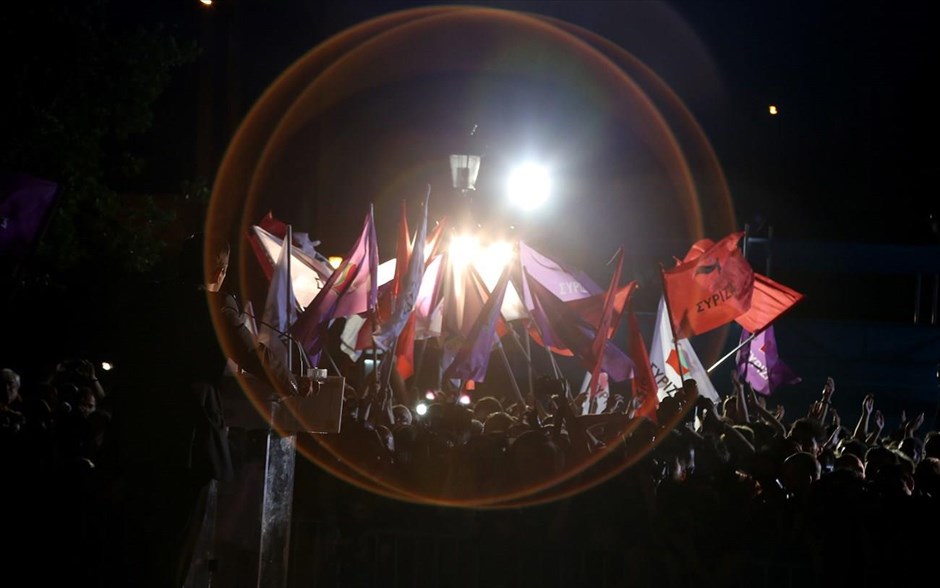 Νίκη ΣΥΡΙΖΑ στις Ευρωεκλογές. Προβάδισμα 3,84% έχει ο ΣΥΡΙΖΑ έναντι της Ν.Δ. στις ευρωεκλογές, με την ενσωμάτωση των εκλογικών τμημάτων στο 98,02%. Με βάση τα συγκεκριμένα ποσοστά, ο ΣΥΡΙΖΑ εκλέγει έξι ευρωβουλευτές, η Ν.Δ. πέντε, η Χρυσή Αυγή τρεις, η Ελιά, το Ποτάμι και το ΚΚΕ εκλέγουν από δύο ευρωβουλευτές, ενώ έναν εκλέγουν οι Ανεξάρτητοι Έλληνες. «Εκτός» ευρωβουλής, μένουν ο ΛΑΟΣ, οι Έλληνες Ευρωπαίοι Πολίτες και η Δημοκρατική Αριστερά.&nbsp;Στιγμιότυπο από την ομιλία του προέδρου του &nbsp;ΣΥΡΙΖΑ, Αλέξη Τσίπρα στα Προπύλαια&nbsp;τα ξημερώματα της Δευτέρας.