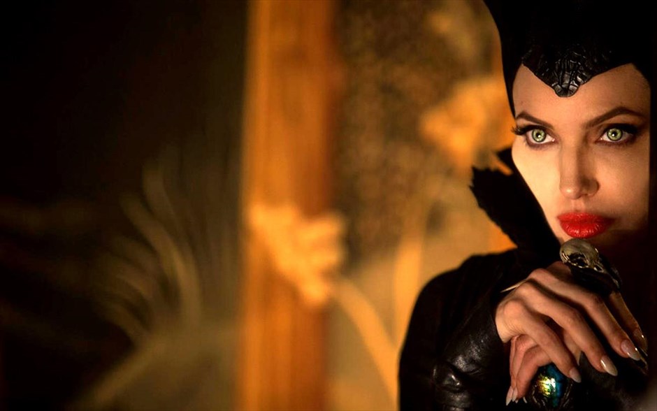  «Maleficent». «Maleficent»: Στην πρώτη του σκηνοθετική απόπειρα, ο Ρόμπερτ Στρόμπεργκ επιχειρεί, μέσα από αυτήν την τρισδιάστατη ταινία φαντασίας, να αποκαταστήσει τη φήμη της μάγισσας Maleficent, η οποία καταράστηκε την Ωραία Κοιμωμένη στην ταινία του 1959.