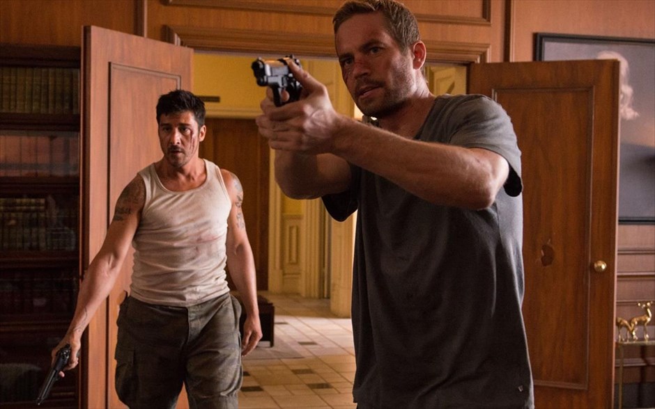  «Brick Mansions». «Brick Mansions»: Οι πιο ακραίοι κακοποιοί του Ντιτρόιτ έχουν μετατρέψει ένα εγκαταλελειμμένο συγκρότημα κατοικιών σε άντρο ανομίας, με αρχηγό έναν αδίστακτο και αιμοδιψή βαρόνο ναρκωτικών. Ένας μυστικός αστυνομικός, που έχει από το παρελθόν ανοιχτούς λογαριασμούς μαζί του, αναλαμβάνει δράση.
