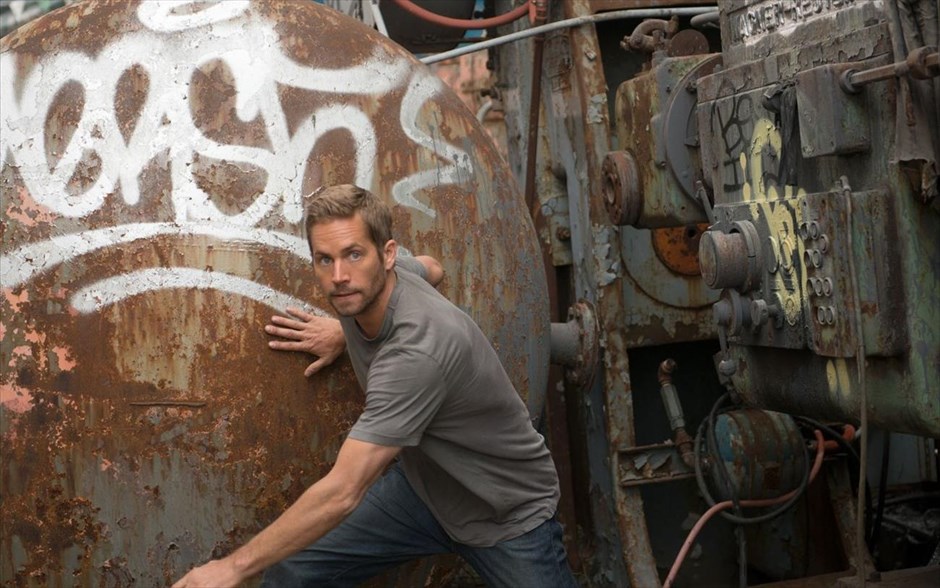  «Brick Mansions». «Brick Mansions»: Οι πιο ακραίοι κακοποιοί του Ντιτρόιτ έχουν μετατρέψει ένα εγκαταλελειμμένο συγκρότημα κατοικιών σε άντρο ανομίας, με αρχηγό έναν αδίστακτο και αιμοδιψή βαρόνο ναρκωτικών. Ένας μυστικός αστυνομικός, που έχει από το παρελθόν ανοιχτούς λογαριασμούς μαζί του, αναλαμβάνει δράση.