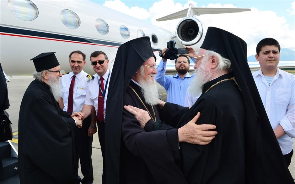 Στην Αλβανία ο Οικουμενικός Πατριάρχης . Ο Οικουμενικός Πατριάρχης Βαρθολομαίος (κέντρο) αφίχθη στο αεροδρόμιο των Τιράνων όπου τον υποδέχθηκε ο Αρχιεπίσκοπος Τιράνων και Πάσης Αλβανίας Αναστάσιος (δεξιά). Ο Οικουμενικός Πατριάρχης Βαρθολομαίος την Κυριακή θα εγκαινιάσει τον Καθεδρικό Ναό της Αναστάσεως.