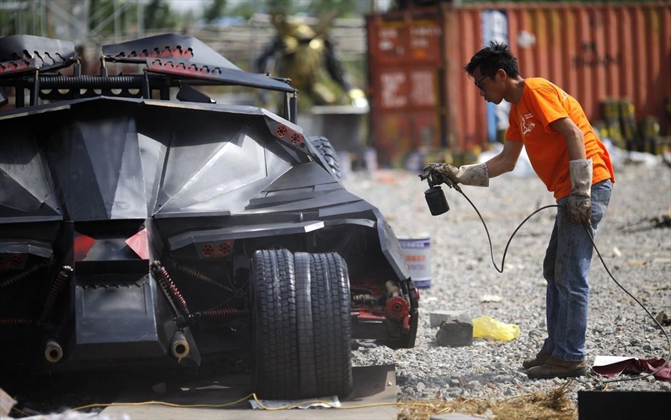 Το «Batmobile» στους δρόμους της Σαγκάης. Ένας άνδρας βάφει ένα αντίγραφο του Batmobile στα προάστια της Σαγκάης. Ο Li Weilei, ιδιοκτήτης του αντίγραφου του αυτοκινήτου και τοπικός επιχειρηματίας ξοδεύει τον ελεύθερο χρόνο του στην κατασκευή αντιγράφων αυτοκινήτων, όπως το Batmobile με σκοπό την πώληση ή την ενοικίασή τους. Ο Li ξόδεψε γύρω στις 75.000 γουάν (12.000 δολάρια ΗΠΑ) για να κατασκευάσει το εν λόγω όχημα.