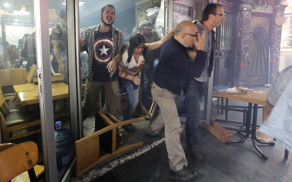 Τουρκία - συγκρούσεις. Κόσμος προσπαθεί να βγει έξω από μία καφετέρια, μετά από τη ρίψη δακρυγόνων από άνδρες της τουρκικής αστυνομίας στην Κωνσταντινούπολη.