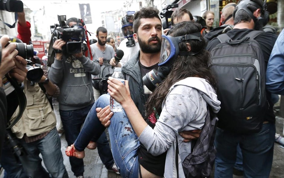 Τουρκία - συγκρούσεις. Ένας διαδηλωτής μεταφέρει στα χέρια του μία νεαρή κοπέλα, η οποία τραυματίστηκε στο πλαίσιο των διαδηλώσεων στην Κωνσταντινούπολη.