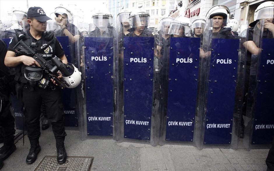 Τουρκία - διαδηλώσεις. Άνδρες της τουρκικής αστυνομίας παρατεταγμένοι κατά τη διάρκεια διαδήλωσης για την πρώτη επέτειο από τις αντικυβερνητικές διαδηλώσεις του Ιουνίου του 2013.