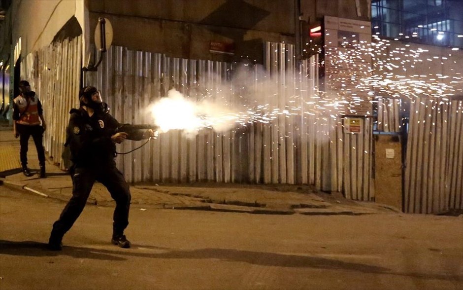 Τουρκία - διαδηλώσεις. Τούρκος αστυνομικός επιτίθεται με δακρυγόνα σε διαδηλωτές.