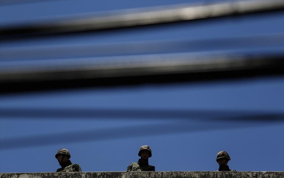 Στρατός στη Μπανγκόκ για την αποφυγή διαδηλώσεων. Στρατιώτες και αστυνομικούς στους δρόμους της Μπανγκόκ αναπτύσσουν οι ένοπλες δυνάμεις της Ταϊλάνδης για να αποτρέψουν την πραγματοποίηση διαδήλωσης ενάντια στο πραξικόπημα το οποίο έλαβε χώρα στις 22 Μαΐου.
