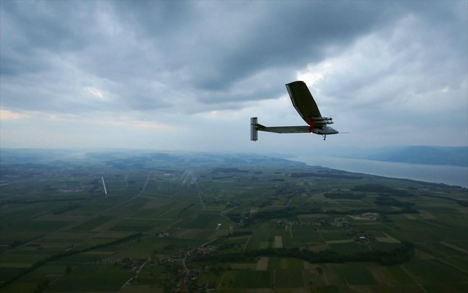 Πρώτη δοκιμαστική πτήση για το Solar Impulse 2. Ο γερμανός πιλότος δοκιμών Μάρκους Σέρντελ, πιλοτάρει το αεροπλάνο Solar Impulse 2, κατά την πρώτη δοκιμαστική πτήση του στην αεροπορική βάση του Παγέρν, στην κεντρική Ελβετία. Το Solar Impulse 2, το οποίο κινείται αποκλειστικά με ηλιακή ενέργεια, έχει άνοιγμα πτερύγων 72 μέτρα, όσο και ένα Airbus A380, αλλά για βάρος 2.300 κιλών, 150 φορές μικρότερο από το γιγάντιο αεροπλάνο της Airbus. Η πρώτη πτήση του διήρκεσε 2 ώρες και 15 λεπτά, μισή ώρα περισσότερο απ
