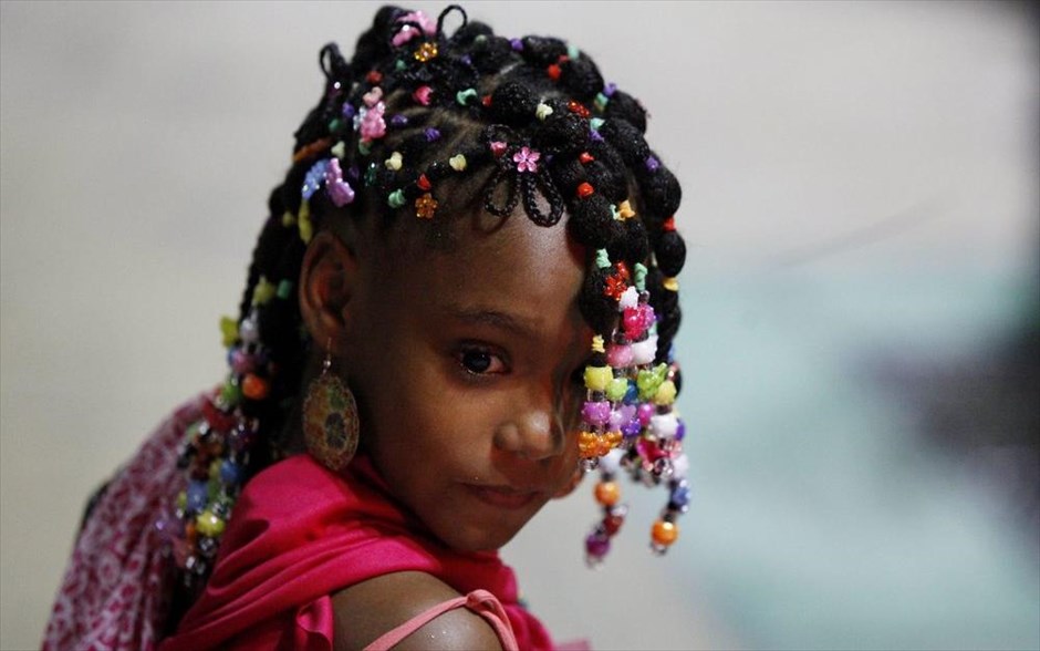 Διαγωνισμός Afro Hairstyle στην Κολομβία. Ένα κορίτσι έχει τα μαλλιά του στολισμένα με χάντρες. Στην πόλη Κάλι της Κολομβίας πραγματοποιείται η 10η συνάντηση Κομμωτών και ο διαγωνισμός Afro Hairstyle με τίτλο 