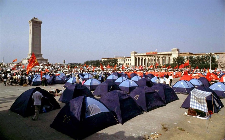 Κίνα - 1989: Η εξέγερση στην πλατεία Τιενανμέν. Διαδηλωτών υπέρ της δημοκρατίας έχουν κατασκηνώσει στην πλατεία Τιενανμέν του Πεκίνου, λίγο πριν από την βίαιη καταστολή των διαδηλώσεών τους από τον Λαϊκό Απελευθερωτικό Στρατό. Φωτογραφία αρχείου, 3 Ιουνίου 1989.