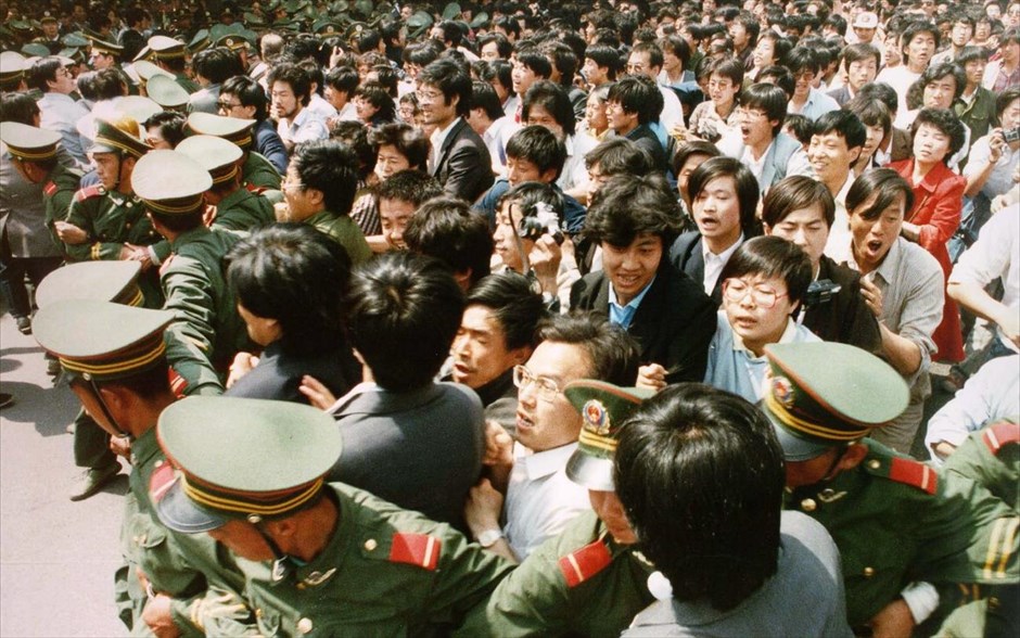 Κίνα - 1989: Η εξέγερση στην πλατεία Τιενανμέν. Πλήθη φοιτητών προσπαθούν να σπάσουν τον αστυνομικό κλοιό και να περάσουν στην πλατεία Τιενανμέν κατά τη διάρκεια μιας δημοκρατικής διαδήλωσης, στις 4 Ιουνίου 1989.