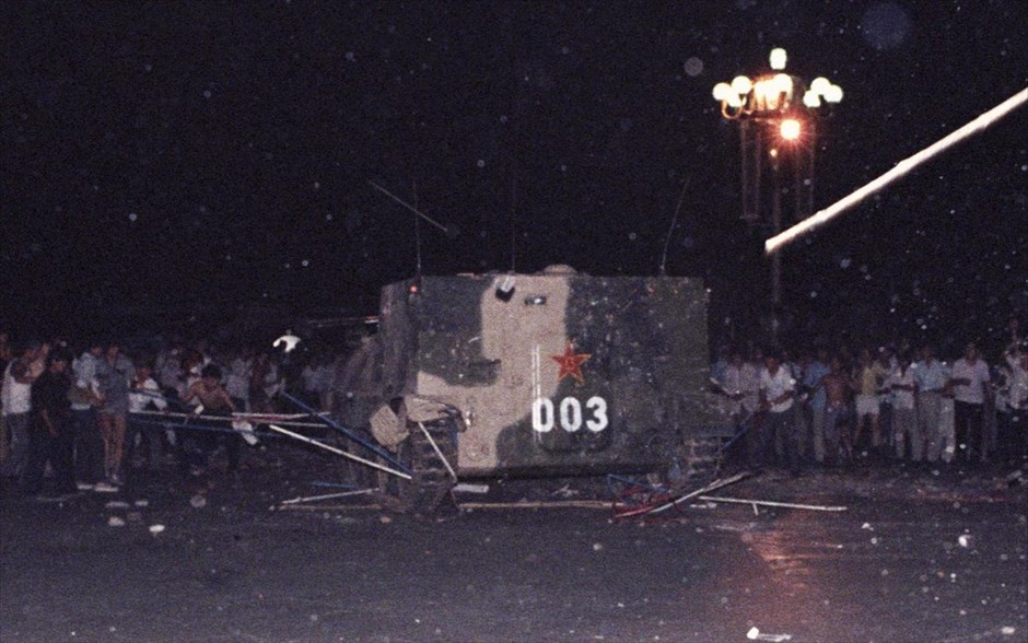 Κίνα - 1989: Η εξέγερση στην πλατεία Τιενανμέν. Τεθωρακισμένο όχημα μεταφοράς προσωπικού συνθλίβει μία από τις σκηνές των διαδηλωτών που έχουν στηθεί στην πλατεία Τιενανμέν του Πεκίνου, νωρίς το πρωί της Κυριακής, 4 Ιουνίου 1989.
