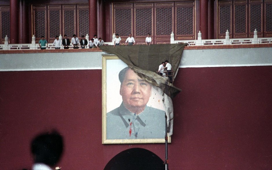 Κίνα - 1989: Η εξέγερση στην πλατεία Τιενανμέν. Εργάτες προσπαθούν να ρίξουν μία κουρτίνα πάνω από το πορτραίτο του Μάο Τσε Τουνγκ, στην πλατεία Τιενανμέν του Πεκίνου, στις 23 Μαΐου 1989.