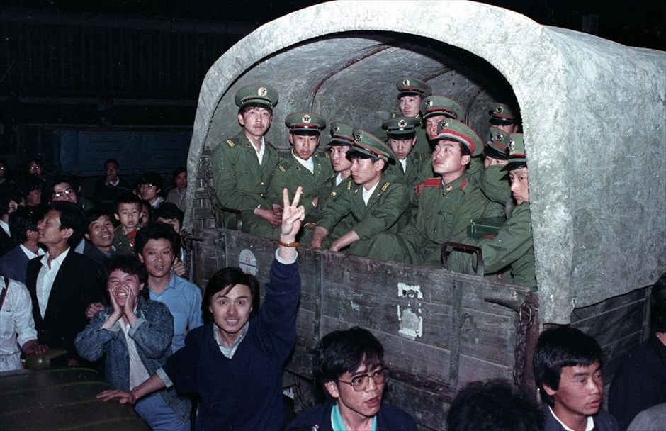 Κίνα - 1989: Η εξέγερση στην πλατεία Τιενανμέν. Κάτοικοι του Πεκίνου έχουν περικυκλώσει ένα στρατιωτικό κονβόι 4.000 στρατιωτών, σε ένα προάστιο της πόλης, προσπαθώντας να εμποδίσουν  την πορεία τους προς την πλατεία Τιενανμέν, όπου βρίσκονται οι φοιτητές. Φωτογραφία αρχείου, 20 Μαΐου 1989.