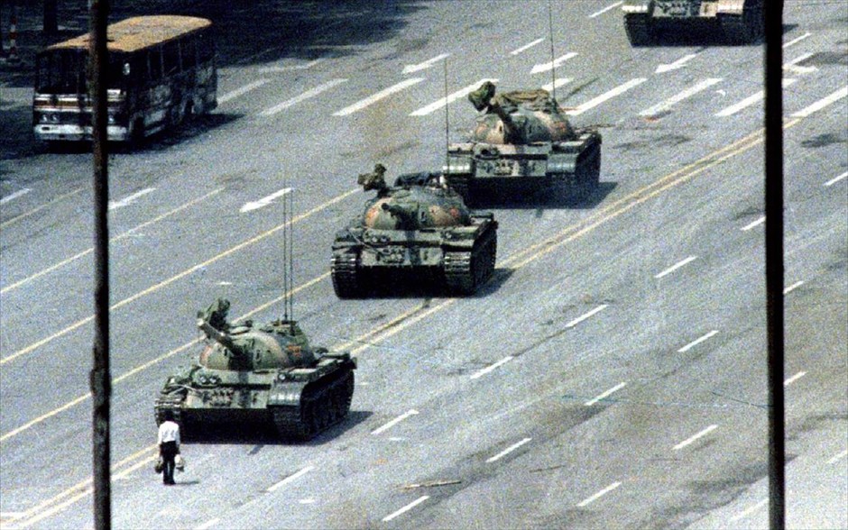 Κίνα - 1989: Η εξέγερση στην πλατεία Τιενανμέν. Πολίτης στέκεται μπροστά από τεθωρακισμένα οχήματα στην Λεωφόρο Ουράνιας Γαλήνης στο Πεκίνο, κατά τη διάρκεια της βίαιης καταστολής των φιλοδημοκρατικών διαδηλώσεων στην &nbsp;πλατεία Τιενανμέν, στις 4 Ιουνίου 1989.