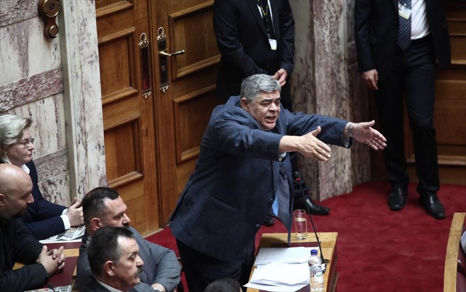 Βουλή: Με οξύτατη φρασεολογία η ομιλία του Ν. Μιχαλολιάκου. Οξύτατη φρασεολογία και προσωπικές επιθέσεις σε στελέχη της Ν.Δ. χαρακτήρισαν την ομιλία του γραμματέα της Χρυσής Αυγής Νίκου Μιχαλολιάκου στην Βουλή για την άρση της ασυλίας του. «Ο Σαμαράς έβαλε τη Χρυσή Αυγή στη φυλακή, δεν την έβαλε καμία δικαιοσύνη», ισχυρίσθηκε και κάλεσε «τους ψηφοφόρους να δώσουν τον αγώνα τον καλό για να πέσει αυτή η αντεθνική κυβέρνηση», ενώ έκανε λόγο για «χούντα του Βενιζέλου και του Σαμαρά».