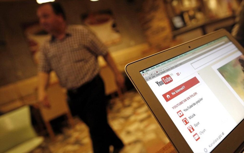 Η Τουρκία ήρε την απαγόρευση πρόσβασης στο YouTube . Η ρυθμιστική αρχή τηλεπικοινωνιών στην Τουρκία αφαίρεσε την Τρίτη από τον ιστότοπό της επίσημη διαταγή με την οποία απαγορεύεται η πρόσβαση στον ιστότοπο Youtube, μετά από σχετική απόφαση ανώτατου δικαστηρίου η οποία ήρε την απαγόρευση που είχε επιβάλει η κυβέρνηση Ερντογάν. Η αιτιολογία της απόφασης του Συνταγματικού Δικαστηρίου είναι ότι η απαγόρευση παραβιάζει «ανθρώπινα δικαιώματα».