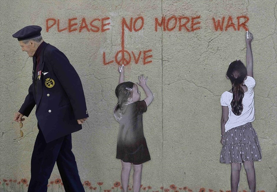 70 χρόνια από την απόβαση των συμμαχικών δυνάμεων στη Νορμανδία. Βρετανός βετεράνος πολέμου, περνά μπροστά από μία τοιχογραφία, στο Arromanches-les-Bains στην νορμανδική ακτή. Περίπου 18 ηγέτες κρατών θα παρευρεθούν στην τελετή για τα 70 χρόνια από την απόβαση των συμμαχικών δυνάμεων στη Νορμανδία στη Γαλλία στις 6 Ιουνίου, η οποία οδήγησε στην ήττα των Γερμανών στο Δεύτερο Παγκόσμιο Πόλεμο.