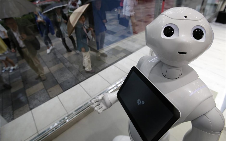 «Ντεμπούτο» της Pepper στο Τόκιο. Η Pepper, το πρώτο ανθρωποειδές ρομπότ της SoftBank Corp, κάνει το «ντεμπούτο» της στο ευρύ κοινό σε ένα υποκατάστημα της εταιρείας στο Τόκιο, όπου επισκέπτες μπορούν να μιλήσουν και να αλληλεπιδράσουν μαζί της. Την ανάπτυξη από κοινού της «Pepper» - του πρώτου προσωπικού ρομπότ στον κόσμο που μπορεί να «αντιληφθεί» συναισθήματα ανακοίνωσαν η ιαπωνικές εταιρείες SoftBank Mobile και Aldebaran Robotics SAS. Η εμπορική διάθεση της Pepper, η οποία ενσωματώνει μία ποικιλία τεχνολογιών και δυνατοτήτων, θα αρχίσει στην Ιαπωνία από τη SoftBank τον Φεβρουάριο, στην τιμή των 198.000 γεν (1.930 δολαρίων).