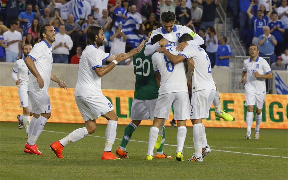 Ελλάδα - Βολιβία 2-1. Πανέτοιμη για το εναρκτήριο ματς του Μουντιάλ κόντρα στην Κολομβία έδειξε ότι είναι η Ελλάδα, η οποία νίκησε με 2-1 την Βολιβία, στο τελευταίο τεστ που έδωσε πριν τη σέντρα στα γήπεδα της Βραζιλίας. Στο στιγμιότυπο, οι διεθνείς πανηγυρίζουν το γκολ του Κονέ. Ο μεσοεπιθετικός της Μπολόνια άνοιξε το δρόμο στο 21΄ με κεφαλιά, μετά από σέντρα του Σαλπιγγίδη (πρώτο του γκολ με την φανέλα της εθνικής ομάδας), ενώ στο 54΄ και πάλι με κεφαλιά, αυτή την φορά του Κατσουράνη, η Ελλάδα προηγήθηκε με 2-0. 