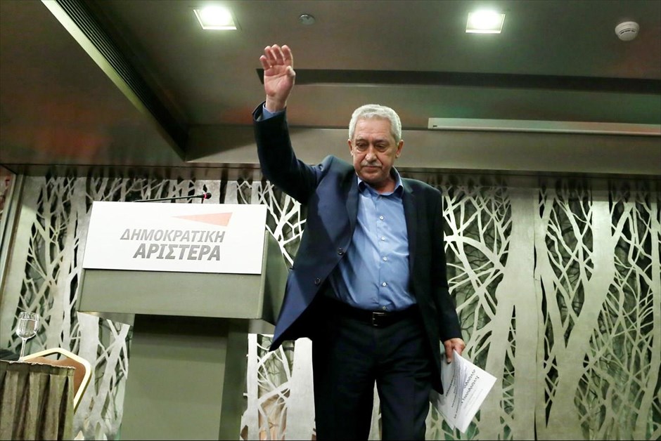 Σε βαρύ κλίμα η συνεδρίαση της Κ.Ε. της ΔΗΜΑΡ. Σε βαρύ κλίμα, αλλά χωρίς να υπάρχουν εντάσεις συνεδριάζει η Κ.Ε. της ΔΗΜΑΡ. Την παραίτησή του στη διάθεση της Κεντρικής Επιτροπής της ΔΗΜΑΡ έθεσε ο Φώτης Κουβέλης, όπως είχε προαναγγείλει και ζήτησε από όλα τα στελέχη να διασφαλιστεί η ενότητα και να προχωρήσει το κόμμα συντεταγμένα. Ο κ. Κουβέλης άφησε αιχμές κατά στελεχών της ΔΗΜΑΡ για ελλιπή στήριξη της προεκλογικής εκστρατείας, λέγοντας: «Να αναρωτηθεί ο καθένας μας αν έκανε ό,τι περνούσε από το χέρι του, αν ήμασταν σε αυτό το χώρο ενωμένοι, αν ήμασταν αλληλέγγυοι».