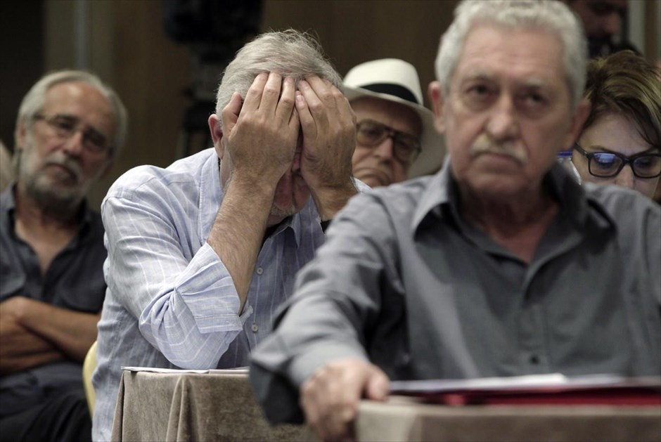 ΔΗΜΑΡ: Δεύτερη ημέρα συνεδρίασης της Κ.Ε. Στιγμιότυπο από τη δεύτερη ημέρα συνεδρίασης της Κεντρικής Επιτροπής της ΔΗΜΑΡ, κατά την οποία αποφασίστηκε η σύγκληση έκτακτου συνεδρίου τον Σεπτέμβριο.&nbsp;Η Κ.Ε. της ΔΗΜΑΡ έκρινε ότι δεν τίθεται θέμα παραίτησης του Φώτη Κουβέλη (δεξιά), δεδομένου ότι το έκτακτο συνέδριο του Σεπτεμβρίου θα έχει και καταστατικό χαρακτήρα και σε αυτό θα συζητηθούν τα πάντα.&nbsp;Σημειώνεται ότι κατά τη διάρκεια των ψηφοφοριών δημιουργήθηκε ένταση για τον τρόπο διεξαγωγής της ψηφοφορίας και για τον χρόνο διεξαγωγής του συνεδρίου.