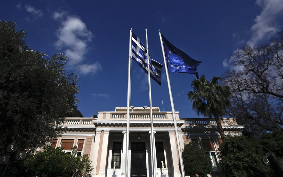 Σαρωτικός ο ανασχηματισμός της κυβέρνησης. Σαρωτικός είναι ο ανασχηματισμός που ανακοίνωσε η κυβέρνηση. Συνολικά, στο νέο κυβερνητικό σχήμα μπαίνουν 17 νέα πρόσωπα, οκτώ νέοι υπουργοί, ένας υπουργός αναπληρωτής και οκτώ νέοι υφυπουργοί. Ο καθηγητής Γκίκας Χαρδούβελης, ο οποίος έχει διατελέσει οικονομικός σύμβουλος των πρωθυπουργών Κ. Σημίτη και Λ. Παπαδήμου, είναι ο νέος υπουργός Οικονομικών.