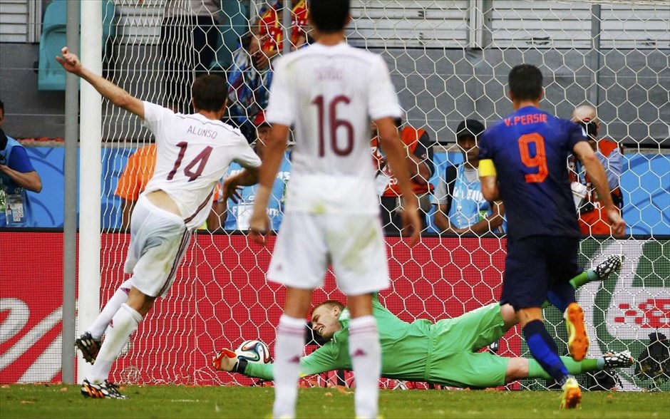 Ισπανία - Ολλανδία. Εκτελεί το πέναλντι ο Αλόνσο και κάνει το 1 - 0.