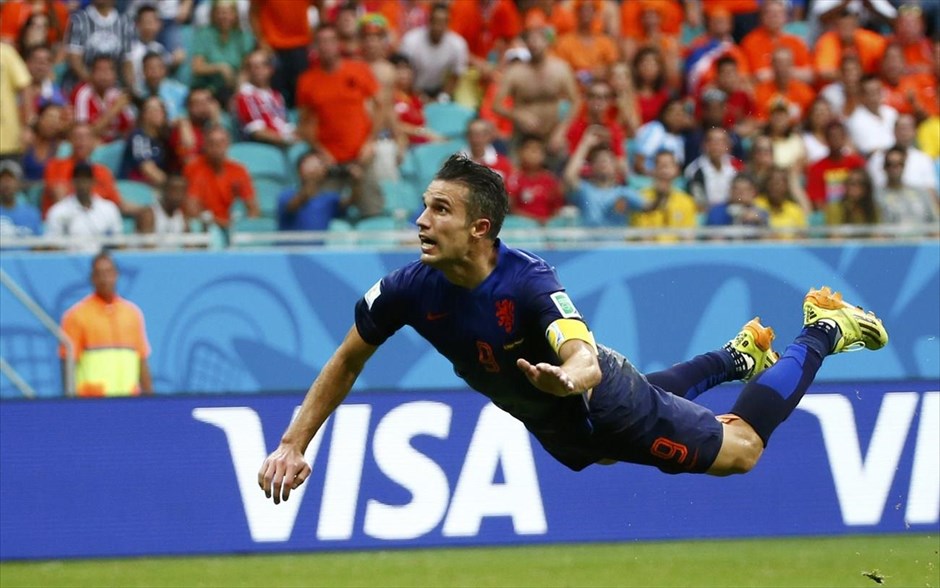 Ισπανία - Ολλανδία. Η κεφαλιά του Φαν Πέρσι στο 44ο λεπτό που έκανε το 1 - 1.