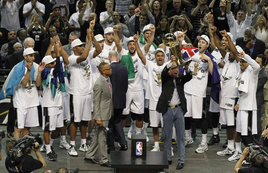 Οι Σαν Αντόνιο Σπερς πρωταθλητές του NBA. Το Σαν Αντόνιο αποκαθήλωσε τη Χιτ και με εκπληκτικό μπάσκετ για ακόμη ένα παιχνίδι επιβλήθηκε του Μαϊάμι 104-87, έκανε το 4-1 στη σειρά των τελικών και κατάκτησε το πρωτάθλημα για πέμπτη φορά. Οι Σπερς θα φορέσουν το δαχτυλίδι για πρώτη φορά μετά από επτά χρόνια, αφού τελευταία φορά που το είχαν κάνει ήταν το 2007, απέναντι στους Κλίβελαντ Καβαλίερς.