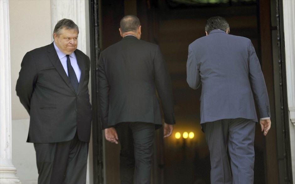 Συνάντηση του πρωθυπουργού Α. Σαμαρά με τον πρόεδρο του Αζερμπαϊτζάν Ιλχάμ Αλίεφ. Στιγμιότυπο από τη συνάντηση του πρωθυπουργού Α. Σαμαρά με τον πρόεδρο του Αζερμπαϊτζάν Ιλχάμ Αλίεφ, ο οποίος πραγματοποιεί διήμερη επίσκεψη στην Ελλάδα.Τα ενεργειακά θέματα βρέθηκαν στην κορυφή της ατζέντας των επαφών στη συνάντηση που είχε ο Αζέρος πρόεδρος με τον Πρωθυπουργό, στην οποία ήταν παρόντες ο αντιπρόεδρος της κυβέρνησης Ευ. Βενιζέλος και άλλοι υπουργοί.