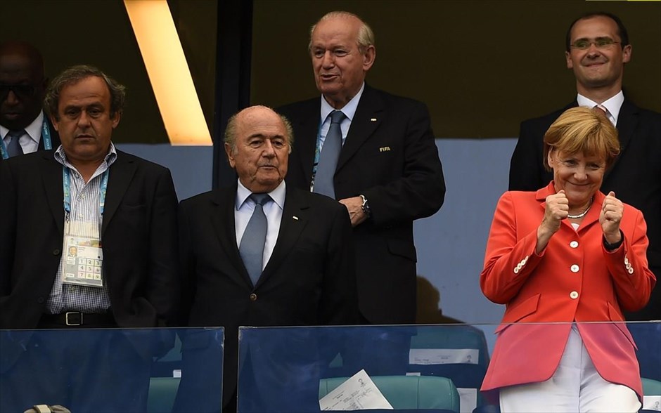 Στο Μουντιάλ η γερμανίδα Καγκελάριος. Η γερμανίδα Καγκελάριος Άνγκελα Μέρκελ πανηγυρίζει για το γκολ της Εθνικής Γερμανίας στον αγώνα με την Πορτογαλία. Μαζί της στις κερκίδες του Φόντε Νόβα, ο Πρόεδρος της UEFA Μισέλ Πλατινί και ο Πρόεδρος της FIFA Σεπ Μπλάτερ.