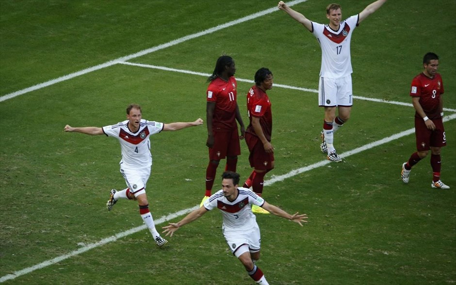 Γερμανία - Πορτογαλία. Ο Χούμελς και οι συμπαίκτες του πανηγυρίζουν για το 2 - 0.