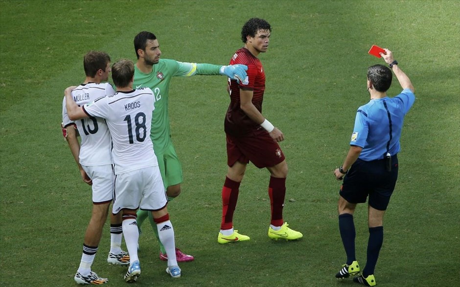 Γερμανία - Πορτογαλία. Κόκκινη κάρτα για τον Πέπε που χτύπησε στο κεφάλι τον Μίλερ.