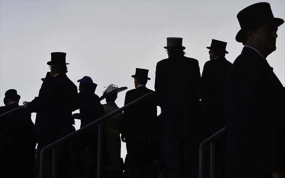 Εκκίνηση για τις ιπποδρομίες του Άσκοτ. Πρώτη ημέρα του φεστιβάλ ιπποδρομιών Royal Ascot και οι λάτρεις του ιπποδρόμου παρευρίσκονται στο Άσκοτ του Μπερκσάιρ, για να παρακολουθήσουν τους περίφημους αγώνες.Οι ιπποδρομίες που φέρουν το όνομα Royal Αscot, είναι ένα σημαντικό κοινωνικό γεγονός στη Μεγάλη Βρετανία και συνδέονται στενά με την βασιλική οικογένεια.