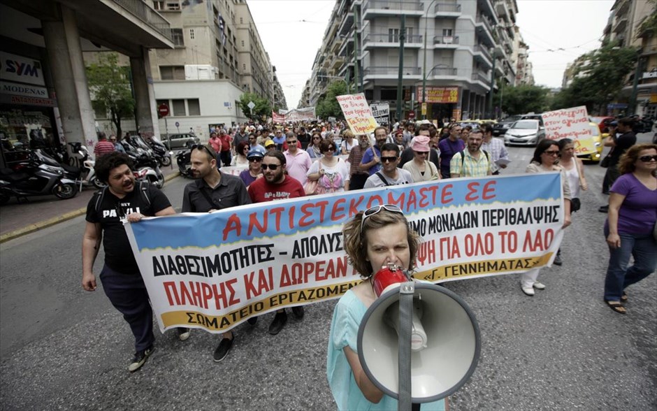 Πορεία των υγειονομικών στο κέντρο της Αθήνας. Συγκέντρωση έξω από το υπουργείο Υγείας πραγματοποίησε η Πανελλήνια Ομοσπονδία Εργαζομένων Δημόσιων Νοσοκομείων (ΠΟΕΔΗΝ), διαμαρτυρόμενη για την αξιολόγηση του νοσηλευτικού προσωπικού αλλά και απολύσεις στον κλάδο της υγείας. Στη συνέχεια ακολούθησε πορεία προς το υπουργείο Οικονομικών, όπου βρίσκονται οι απολυμένες καθαρίστριες. Οι εργαζόμενοι στον τομέα της υγείας, δηλώνουν αποφασισμένοι να κλιμακώσουν τις κινητοποιήσεις τους.