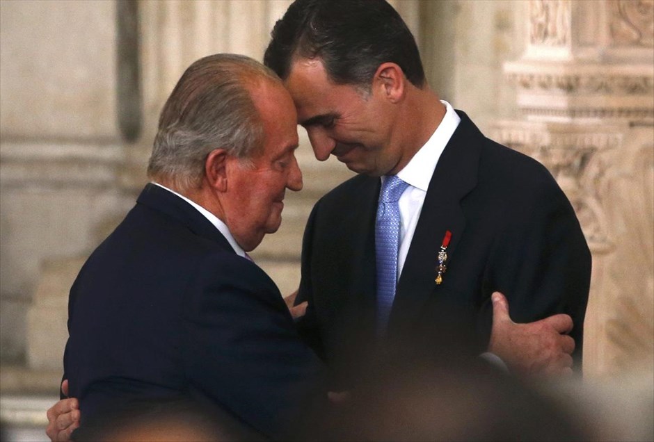 Ισπανία: Ο Χουάν Κάρλος υπέγραψε την παραίτησή του από το θρόνο. Ο βασιλιάς της Ισπανίας Χουάν Κάρλος αγκαλιάζει το γιό του και διάδοχο του θρόνου Φελίπε, κατά τη διάρκεια της τελετής υπογραφής του διατάγματος - νόμου με τον οποίο παραιτείται από τον θρόνο, στο Βασιλικό Παλάτι στη Μαδρίτη, παρουσία μόλις 160 προσκεκλημένων. Τα μεσάνυχτα της Τετάρτης προς την Πέμπτη, ο Φελίπε, 46 ετών, θα αναλάβει τα καθήκοντα του βασιλιά της Ισπανίας, ενώ η επίσημη ανάληψη καθηκόντων θα γίνει την Πέμπτη το πρωί. Μετά την υπογραφή από τον βασιλιά, ο πρωθυπουργός της Ισπανίας Μαριάνο Ραχόι υπέγραψε επίσης τον νόμο.