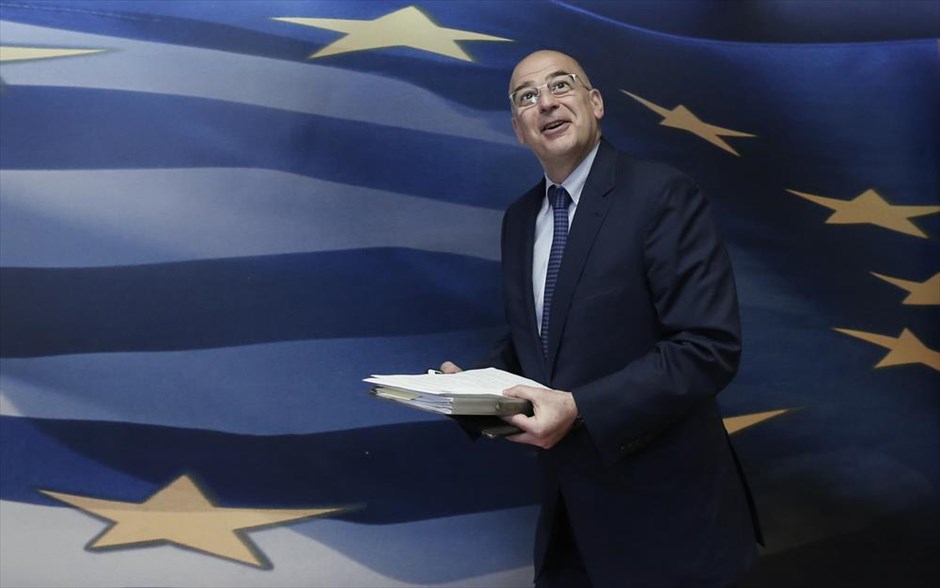 Συνάντηση Ν. Δένδια με τον ευρωπαίο επίτροπο Γιοχάνες Χαν. Ο υπουργός Ανάπτυξης και Ανταγωνιστικότητας Νικόλαος Δένδιας προσέρχεται σε συνέντευξη τύπου μετά τη συνάντησή του με τον Ευρωπαίο Επίτροπο Γιοχάνες Χαν, αρμόδιο για την Περιφερειακή Πολιτική, στο υπουργείο. Η κυβέρνηση παραμένει απόλυτα προσηλωμένη και πιστή στις μεταρρυθμίσεις, οι οποίες θα συνεχιστούν καθώς είναι το μοναδικό μέσο εξόδου από την κρίση, υπογράμμισε ο Νίκος Δένδιας, κατά τη διάρκεια της συνέντευξης Τύπου.