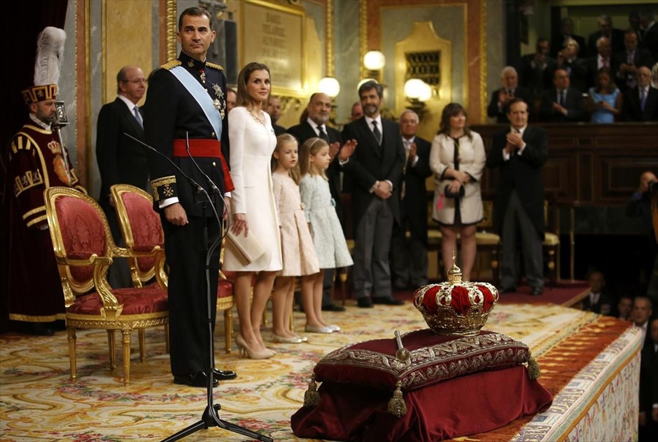Aνάληψη καθηκόντων του νέου βασιλιά της Ισπανίας Φελίπε VI. Ο νέος βασιλιάς της Ισπανίας Φίλιππος ο Στ’, η γυναίκα του και νέα βασίλισσα Λετίθια και οι πριγκίπισσες Λεονόρ και Σοφία, κατά τη διάρκεια της τελετής ορκομωσίας, ενώπιον του ισπανικού κοινοβουλίου στη Μαδρίτη. Ο νέος βασιλιάς της Ισπανίας Φίλιππος ο Στ’ δήλωσε πίστη στην ενότητα της Ισπανίας απέναντι στην άνοδο των καταλανικών αυτονομιστικών τάσεων και δεσμεύθηκε για μία βασιλεία που θα χαρακτηρίζεται από «ακεραιότητα και διαφάνεια», μετά τα σκάνδαλα που έπληξαν το κύρος της βασιλικής οικογένειας της Ισπανίας.