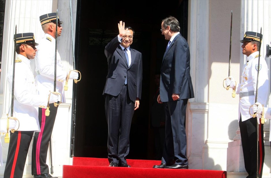 Στην Αθήνα ο κινέζος πρωθυπουργός Λι Κετσιάνγκ. Συνάντηση του Ελληνα πρωθυπουργού Αντώνη Σαμαρά με τον Κινέζο ομολογό του Λι Κεκιάνγκ, στο Μέγαρο Μαξίμου, ο οποίος πραγματοποιεί τριήμερη επίσκεψη στη χώρα μας. Ο Κινέζος πρωθυπουργός επιδιώκει να κλείσει όλα τα ανοιχτά «μέτωπα» που έχουν σχέση με το λιμάνι του Πειραιά, να επιβεβαιώσει το επενδυτικό ενδιαφέρον της χώρας του σε μια σειρά άλλους τομείς και κυρίως να εδραιώσει την παρουσία της Κίνας στην Ελλάδα, η οποία αποτελεί πύλη της Ανατολής προς την Ε.Ε.