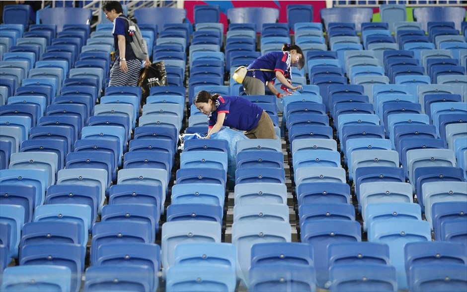 Ελλάδα - Ιαπωνία. Ιάπωνες φίλαθλοι καθαρίζουν τις εξέδρες μετά τη λήξη του αγώνα.