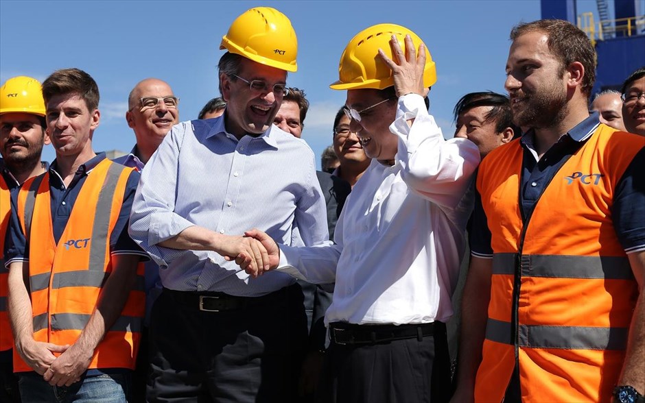 Το λιμάνι του Πειραιά επισκέφθηκε ο Κινέζος πρωθυπουργός. Τον σταθμό εμπορευματοκιβωτίων και τις εγκαταστάσεις της Cosco στο λιμάνι του Πειραιά επισκέφθηκαν ο πρωθυπουργός Αντώνης Σαμαράς και ο Κινέζος ομόλογός του Λι Κετσιάνγκ.