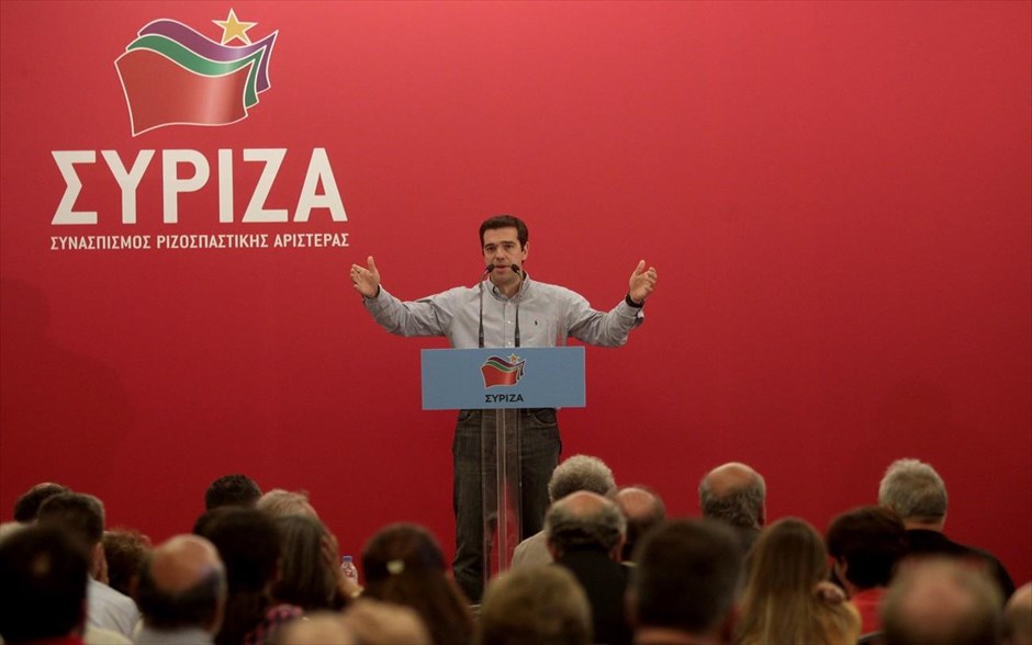 Αλ. Τσίπρας: Δεν θα ανεχθώ να λένε ότι το σχέδιο είναι να πάμε σε νέες Βάρκιζες. Ο πρόεδρος του ΣΥΡΙΖΑ Αλέξης Τσίπρας μιλά στη συνεδρίαση της Κεντρικής Επιτροπής του ΣΥΡΙΖΑ την Κυριακή. Έληξαν οι διαδικασίες της Κεντρικής Επιτροπής του ΣΥΡΙΖΑ όπου με μεγάλη πλειοψηφία εγκρίθηκε το σχέδιο πολιτικής απόφασης για την πολιτική συμμαχιών και την εκλογή Προέδρου της Δημοκρατίας. Ο κ. Τσίπρας απάντησε με οξύτητα σε υπαινιγμούς και ψιθύρους ότι ο ίδιος αποσκοπεί στην ανασύσταση της Κεντροαριστεράς, επισημαίνοντας τις συλλογικές αποφάσεις, αλλά και την πολιτική στρατηγική του ΣΥΡΙΖΑ ότι αν αναδειχθεί στην κυβέρνηση θα προκαλέσει συγκρούσεις και δεν πρόκειται να συμβιβαστεί. Είπε χαρακτηριστικά ότι «δεν θα ανεχθώ να λένε ότι το σχέδιο είναι να πάμε σε νέες Βάρκιζες».
