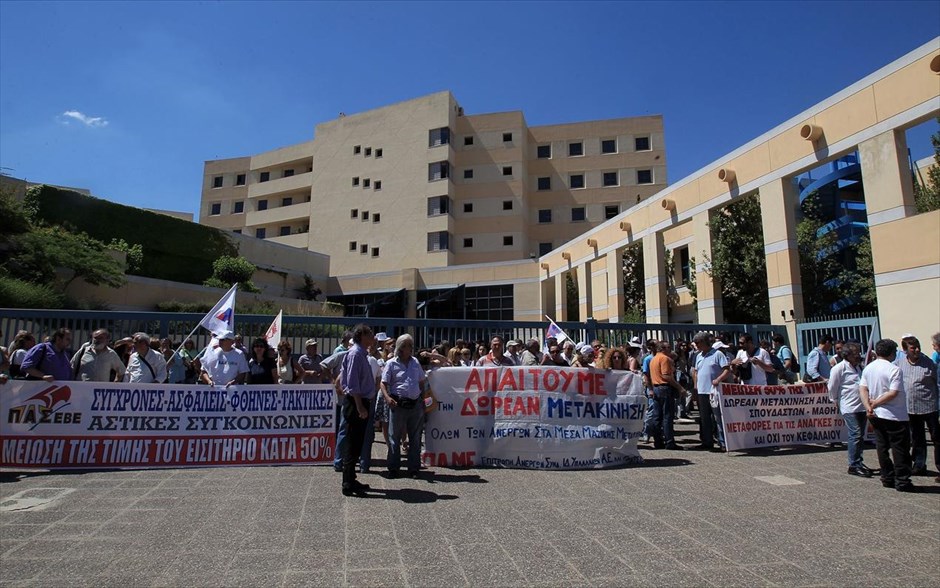 Διαμαρτυρία για την τιμή των εισιτηρίων στα ΜΜΜ . Στιγμιότυπο από παράσταση διαμαρτυρίας που πραγματοποίησαν μέλη του ΠΑΜΕ έξω από το υπουργείο Μεταφορών, με βασικό αίτημα τη μείωση της τιμής του εισιτηρίου στα μέσα μαζικής μεταφοράς.