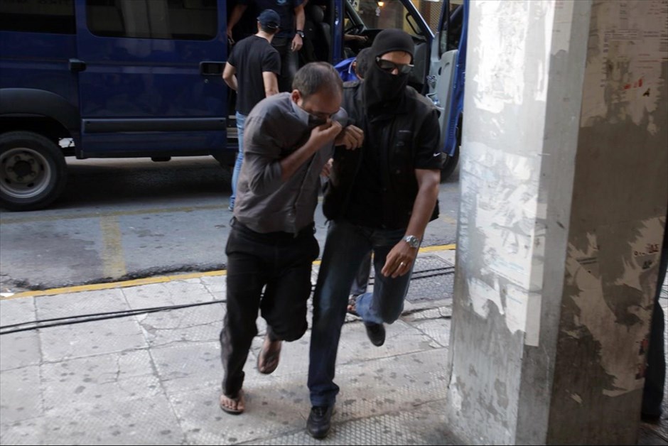 Στα δικαστήρια Πειραιά έξι για την υπόθεση ηρωίνης. Στα δικαστήρια Πειραιά οδηγήθηκαν το πρωί έξι από τα 14 άτομα που εμπλέκονται στην υπόθεση εντοπισμού σε αποθήκη στο Κορωπί, της δεύτερης μεγάλης ποσότητας ηρωίνης, βάρους 986 κιλών και 600 γραμμαρίων. Όλοι τους είναι Ινδοί υπήκοοι, μέλη του πληρώματος του δεξαμενόπλοιου «NOOR ONE», που μετέφερε την ηρωίνη στην Ελλάδα.