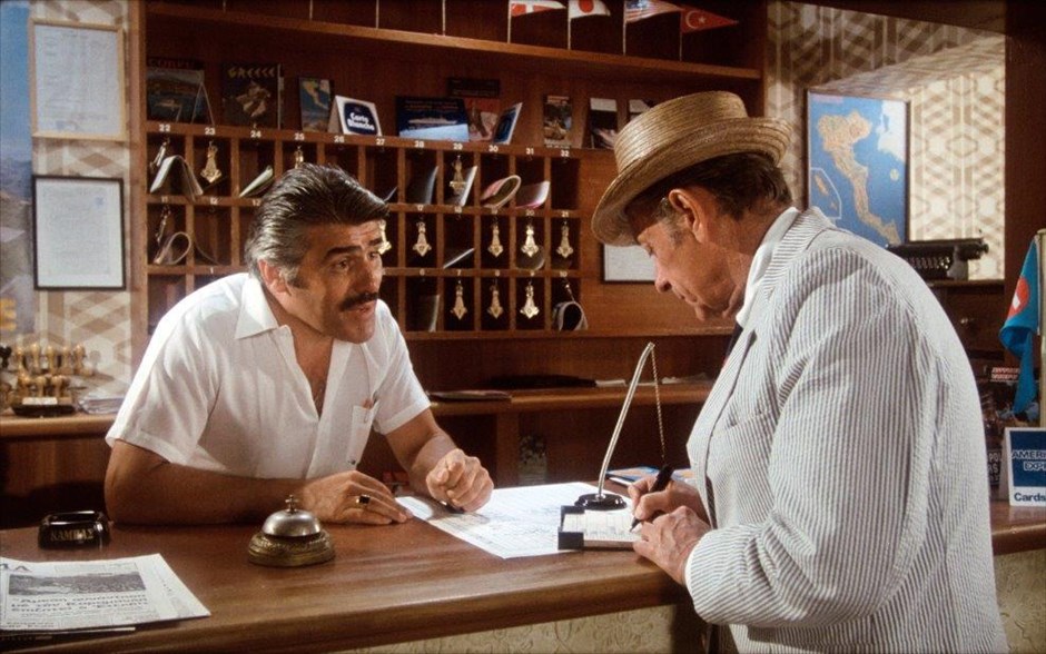 «Fedora». Στο δράμα του 1978, «Fedora» με τη σφραγίδα του - βραβευμένου με 6 Όσκαρ - σκηνοθέτη, σεναριογράφου, παραγωγού, καλλιτέχνη και δημοσιογράφου, Μπίλυ Γουάιλντερ, μια άλλοτε επιτυχημένη και διάσημη ηθοποιός αυτοκτονεί, πέφτοντας στις γραμμές του τρένου. Συντετριμμένος, ένας πασίγνωστος παραγωγός του Χόλιγουντ, μπαίνει σε σκέψεις για το αν και κατά πόσο φέρει και ο ίδιος μερίδιο ευθύνης για τον θάνατό της.