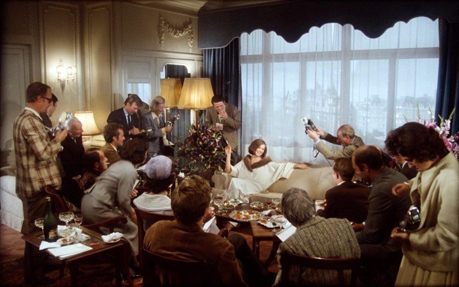 «Fedora». Στο δράμα του 1978, «Fedora» με τη σφραγίδα του - βραβευμένου με 6 Όσκαρ - σκηνοθέτη, σεναριογράφου, παραγωγού, καλλιτέχνη και δημοσιογράφου, Μπίλυ Γουάιλντερ, μια άλλοτε επιτυχημένη και διάσημη ηθοποιός αυτοκτονεί, πέφτοντας στις γραμμές του τρένου. Συντετριμμένος, ένας πασίγνωστος παραγωγός του Χόλιγουντ, μπαίνει σε σκέψεις για το αν και κατά πόσο φέρει και ο ίδιος μερίδιο ευθύνης για τον θάνατό της.