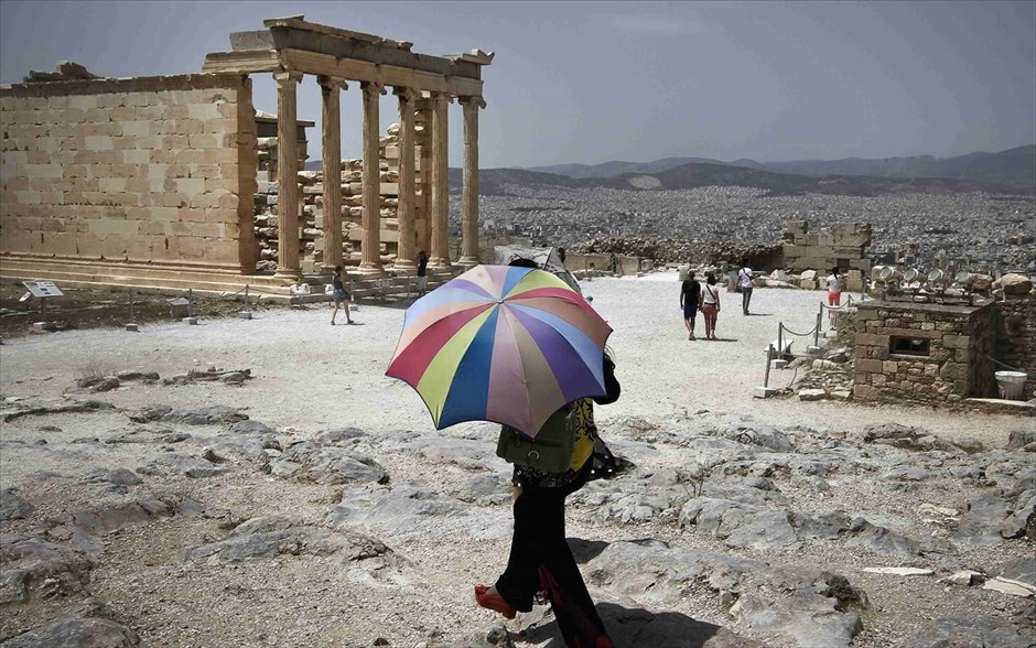 Σημαντική βελτίωση της τουριστικής κίνησης βλέπει η Alpha Bank. Τουρίστρια στο ναό του Ερεχθείου κρατά μία ομπρέλα προκειμένου να προστατευθεί από τον ήλιο. Σημαντική αύξηση της τουριστικής κίνησης σε σχέση με το 2013 αναμένει για φέτος η Alpha Bank, επικαλούμενη τις ανακοινώσεις των αρμοδίων φορέων, σύμφωνα με τις οποίες, έχουν υπογραφεί συμβόλαια προ-κρατήσεων αυξημένα κατά 10%-20% συγκριτικά με το 2013.