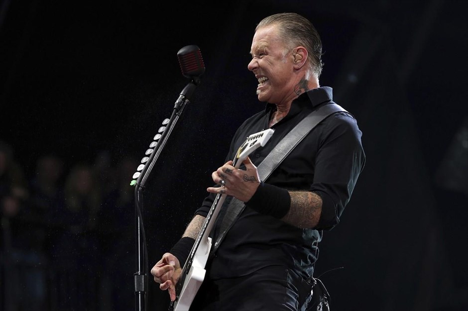 Οι Metallica στη σκηνή του Γκλάστονμπερι . Ο James Hetfield των Metallica στη σκηνή Pyramid στο Worthy Farm, κατά τη διάρκεια του φεστιβάλ Γκλάστονμπερι στο Σόμερσετ.